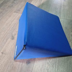 TRIANGLE EN MOUSSE, 50x25x42 CM, CODE 300-TRIANGLE (NOUVEAU)