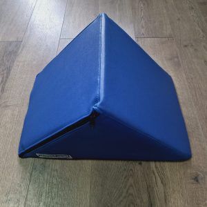 TRIANGLE ISOCÈLE EN MOUSSE, 48x30x25 CM, CODE 301-TRIANGLE (NOUVEAU)